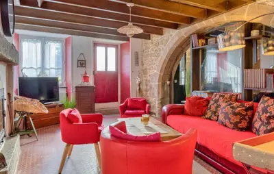 Coin salon dans l'établissement 5 Bedroom Awesome Home In Villedieu-Les-Poêles