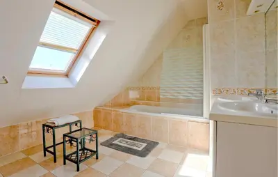 Salle de bains dans l'établissement 4 Bedroom Awesome Home In Courtils