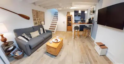 Télévision ou salle de divertissement dans l'établissement La Coquille Séjour en Duo Confort Maisonnette de bourg à Ouistreham - Situation idéale commerces & plage - Wifi et linge inclus