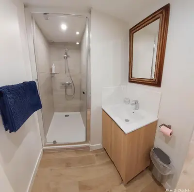 Salle de bains dans l'établissement La Coquille Séjour en Duo Confort Maisonnette de bourg à Ouistreham - Situation idéale commerces & plage - Wifi et linge inclus