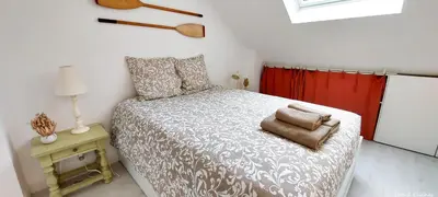 Un ou plusieurs lits dans un hébergement de l'établissement La Coquille Séjour en Duo Confort Maisonnette de bourg à Ouistreham - Situation idéale commerces & plage - Wifi et linge inclus