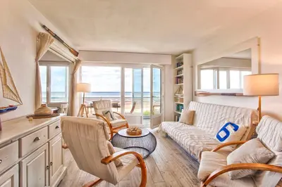 Coin salon dans l'établissement Seafront flat near Cabourg with free private parking