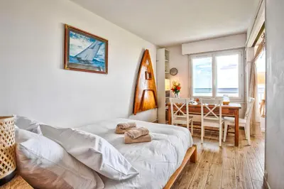 Un ou plusieurs lits dans un hébergement de l'établissement Seafront flat near Cabourg with free private parking