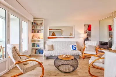 Coin salon dans l'établissement Seafront flat near Cabourg with free private parking