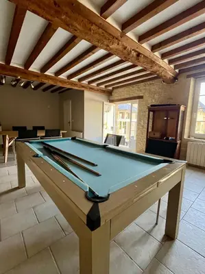 Billard dans l'établissement L'Azalée, avec accès piscine et jacuzzi
