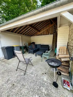 Terrasse ou espace extérieur de l'établissement L'Azalée, avec accès piscine et jacuzzi