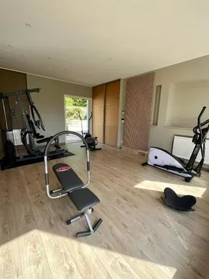 Salle ou équipements de sports de l'établissement L'Azalée, avec accès piscine et jacuzzi