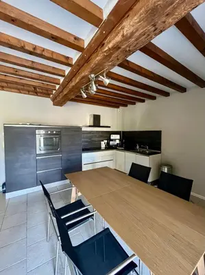 Cuisine ou kitchenette dans l'établissement L'Azalée, avec accès piscine et jacuzzi