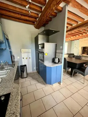 Cuisine ou kitchenette dans l'établissement La Glycine, avec accès piscine et jacuzzi