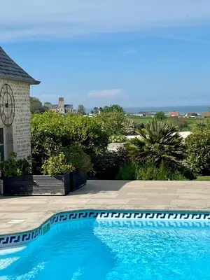 Piscine de l'établissement L'Aster, avec accès piscine et jacuzzi ou située à proximité