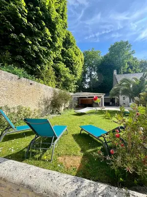 Jardin de l'établissement L'Aster, avec accès piscine et jacuzzi
