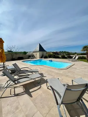 Piscine de l'établissement L'Agapanthe, avec accès piscine et jacuzzi ou située à proximité