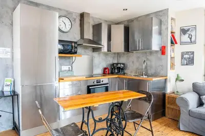 Cuisine ou kitchenette dans l'établissement Appartement pour 2, Place Saint-Sauveur
