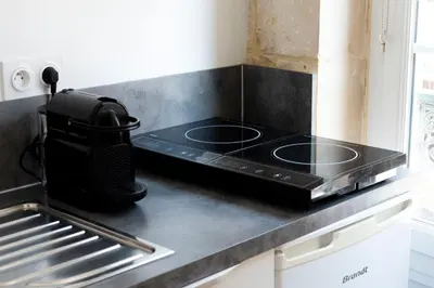 Cuisine ou kitchenette dans l'établissement Charmant studio en plein coeur du centre-ville