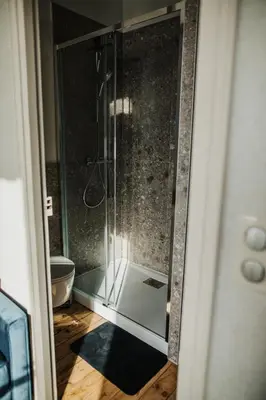 Salle de bains dans l'établissement Gîte Le Mora