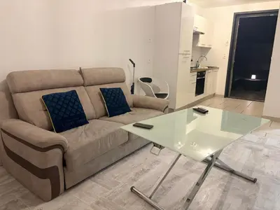 Coin salon dans l'établissement Appart'hotel61 OFFRE D'OUVERTURE Au pied de tous commerces & commodités ainsi que marché mercredi & samedi