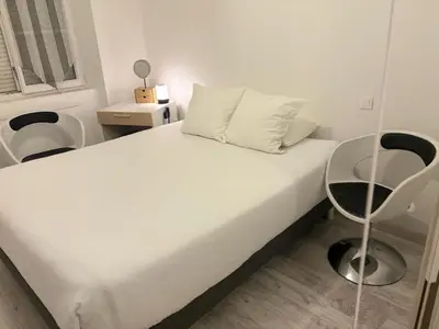Un ou plusieurs lits dans un hébergement de l'établissement Appart'hotel61 OFFRE D'OUVERTURE Au pied de tous commerces & commodités ainsi que marché mercredi & samedi