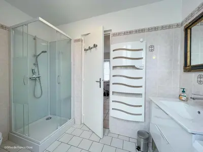 Salle de bains dans l'établissement Maison de caractère près du lac de Rabodanges, idéale pour familles - FR-1-497-237