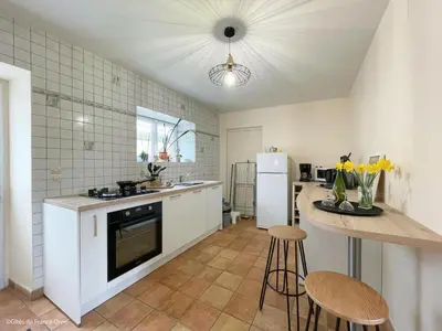 Cuisine ou kitchenette dans l'établissement Maison de caractère près du lac de Rabodanges, idéale pour familles - FR-1-497-237