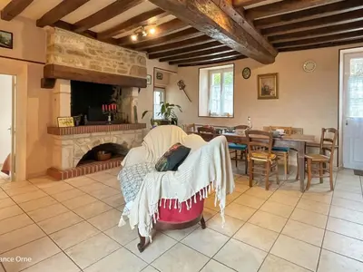Coin salon dans l'établissement Maison de caractère près du lac de Rabodanges, idéale pour familles - FR-1-497-237