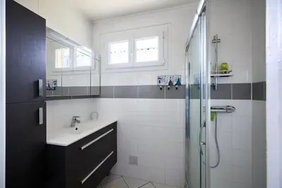 Salle de bains dans l'établissement Frontenac - Véranda et jardin clos
