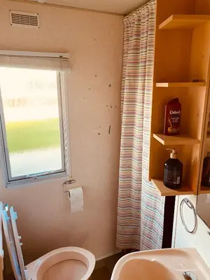 Salle de bains dans l'établissement Mobile home à Cancale