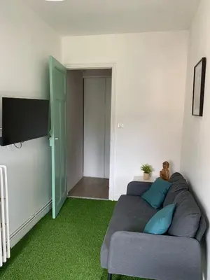 Télévision ou salle de divertissement dans l'établissement Le Jardin du Haras