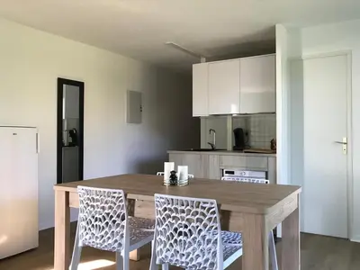 Cuisine ou kitchenette dans l'établissement 25 m de la Plage - Front de Mer - Vue Jardin