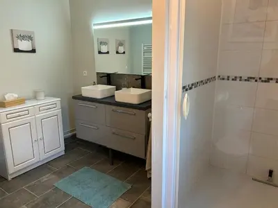 Salle de bains dans l'établissement Maison de vacances cosy à 5mn de la plage