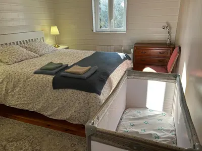 Un ou plusieurs lits dans un hébergement de l'établissement Maison de vacances cosy à 5mn de la plage