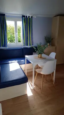Coin salon dans l'établissement Mobil-home camping 4 étoiles cancale