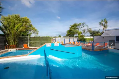 Piscine de l'établissement Mobil-home camping 4 étoiles cancale ou située à proximité