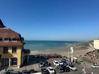 Vue générale sur la mer ou vue sur la mer prise depuis l'appartement