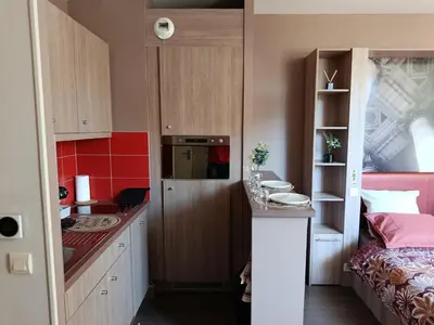 Cuisine ou kitchenette dans l'établissement studio au pied de l'Orne