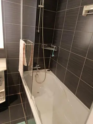 Salle de bains dans l'établissement studio au pied de l'Orne