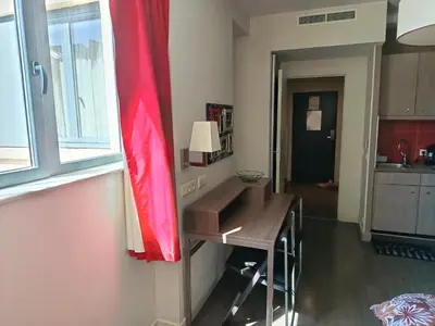 Cuisine ou kitchenette dans l'établissement studio au pied de l'Orne