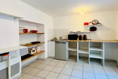 Cuisine ou kitchenette dans l'établissement Logement charmant cosy central