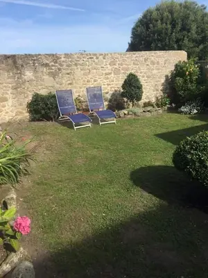 Jardin de l'établissement 36 rue Saint Nicolas Barfleur jardin clos 30m Port