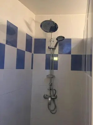 Salle de bains dans l'établissement 36 rue Saint Nicolas Barfleur jardin clos 30m Port