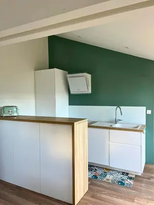 Cuisine ou kitchenette dans l'établissement Maison familiale proche de la mer