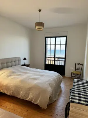 Un ou plusieurs lits dans un hébergement de l'établissement Maison d'exception face à la mer
