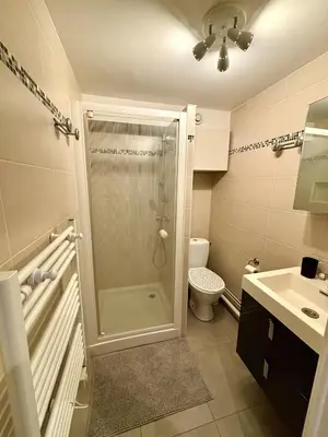 Salle de bains dans l'établissement Maison en Triplex proche centre-ville