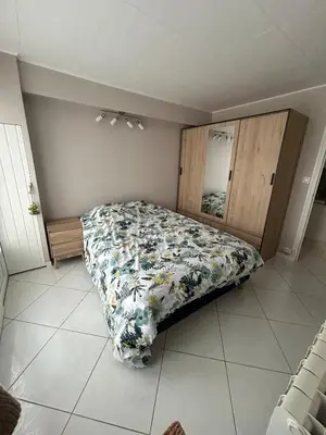 Un ou plusieurs lits dans un hébergement de l'établissement Charmant logement tout équipé à 150m de la plage