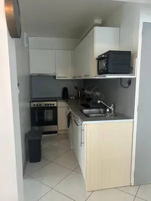 Cuisine ou kitchenette dans l'établissement Charmant logement tout équipé à 150m de la plage