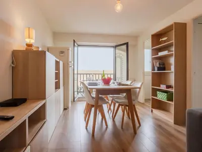 Cuisine ou kitchenette dans l'établissement Apartment Front de Mer-9 by Interhome