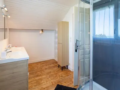 Salle de bains dans l'établissement Holiday Home La maison du phare by Interhome