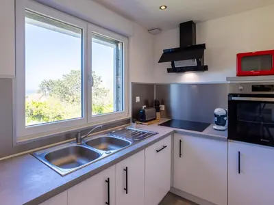 Cuisine ou kitchenette dans l'établissement Holiday Home La maison du phare by Interhome