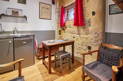Cuisine ou kitchenette dans l'établissement La Plus Petite Maison De France