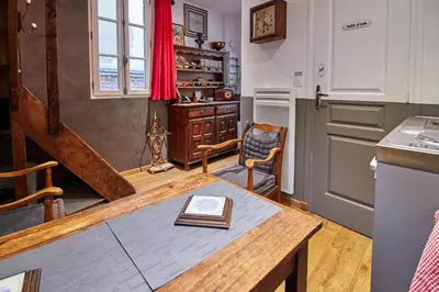Cuisine ou kitchenette dans l'établissement La Plus Petite Maison De France