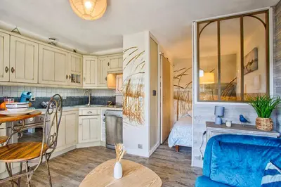 Cuisine ou kitchenette dans l'établissement Les Dunes - Jardin Privatif - Plage à 500 Mètres